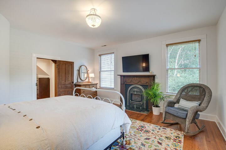 Historic & Charming Pittsboro Home w / Fireplaces