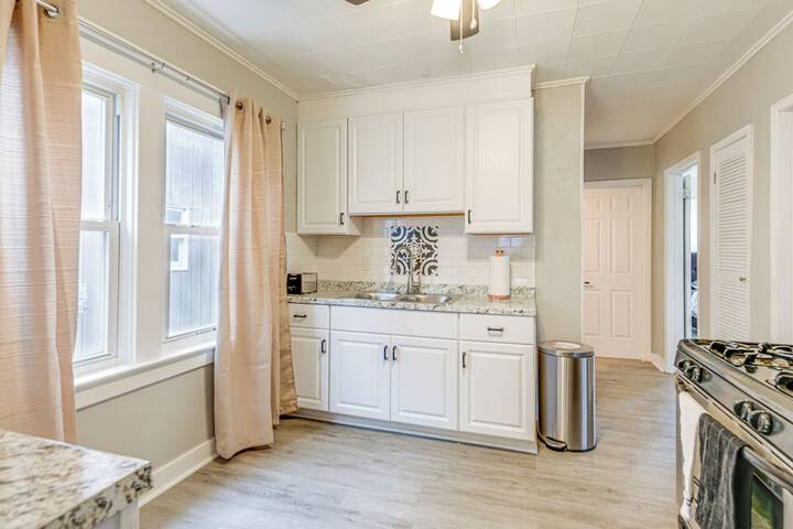 6 Mi to Dtwn Attractions: Buffalo Apartment!