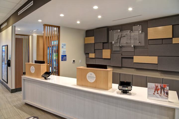 Holiday Inn Express & Suites Ottawa by IHG