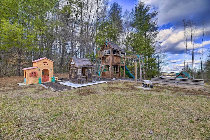 Peaceful Mountain City Cabin w / Porch & Fire Pit