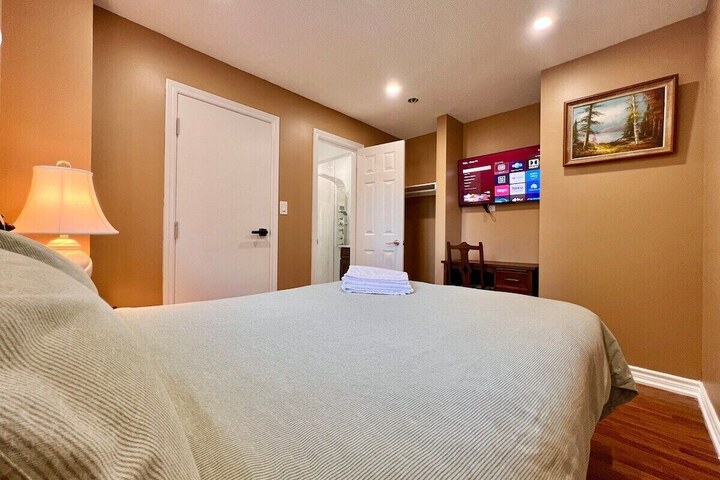 Cozy Home Near Transit & Hillcrest Mall with Free Parking