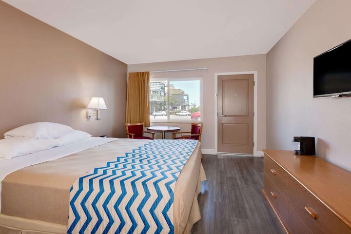 Room 8 of 30