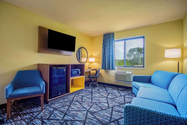 Days Inn & Suites by Wyndham Waterloo