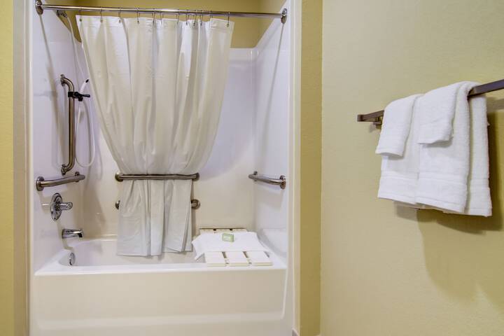 Castle Rock Inn & Suites
