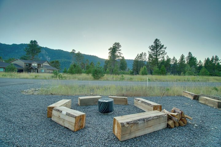 Modern Donnelly Cabin w / Private Hot Tub