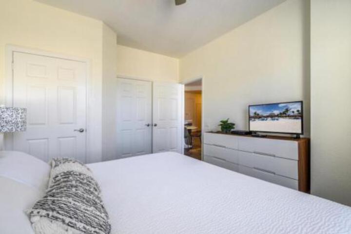 Brand New Super Cool Fountain View Condo by Main Pool Near Parks & OCCCC