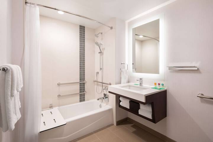 Room 10 of 25