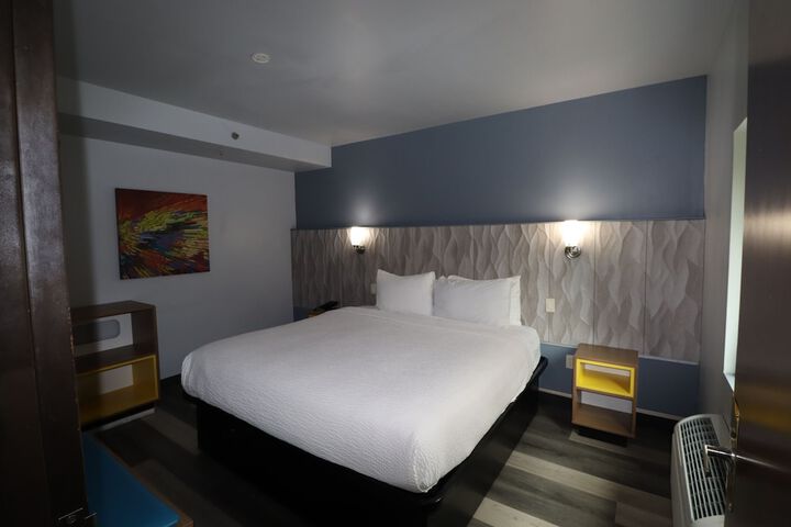 Days Inn & Suites by Wyndham Milwaukee