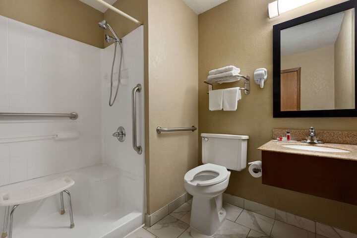 Room 16 of 40