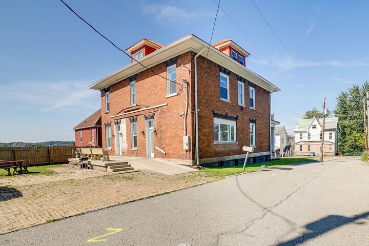 Inviting Connellsville Getaway w / Deck!