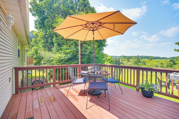 Family Getaway w / Deck: 3 Mi to Lake Champlain