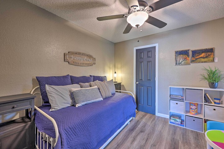 Bella Vista Home w / Deck + Trails: on Golf Course!
