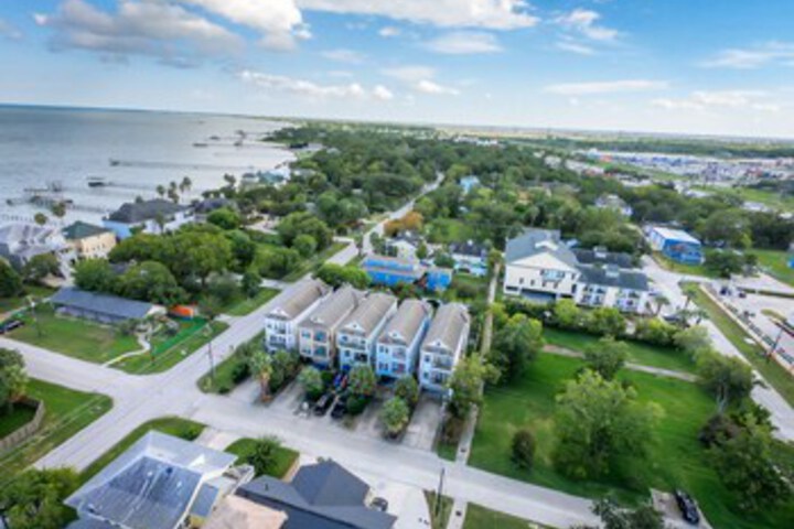 Spacious Kemah Boardwalk Townhome VR