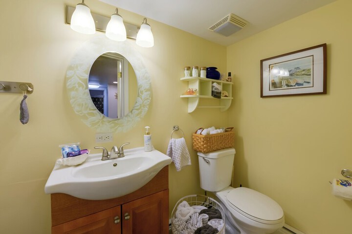 Cozy Ventnor Getaway: Walk to Public Beach!
