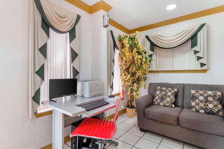 Econo Lodge Inn & Suites Near Lackland AFB