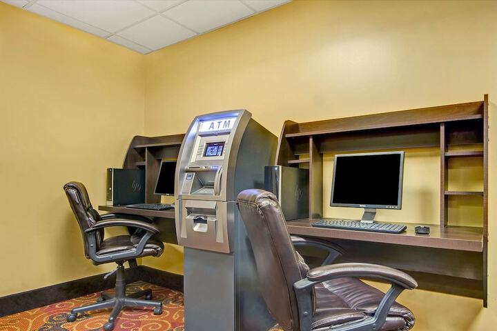 Super 8 by Wyndham Stamford / New York City Area