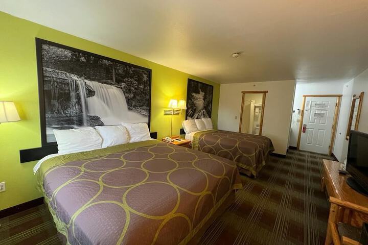 Room 25 of 28