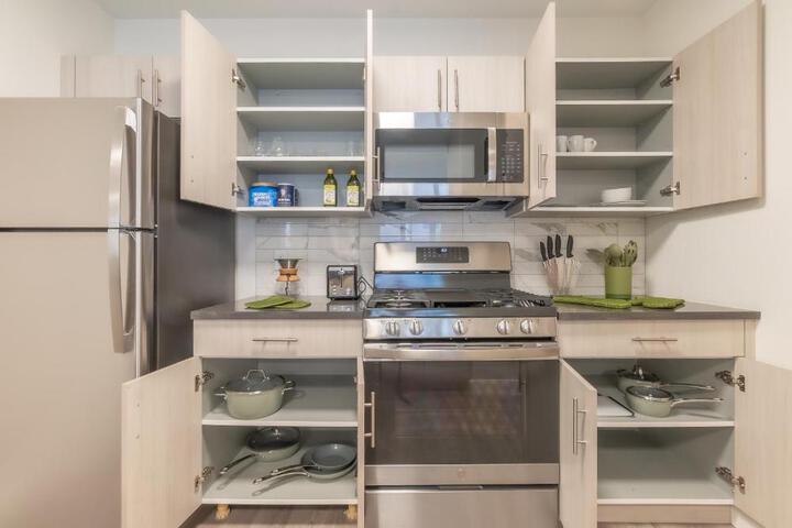 Opulence in Olive with Free Parking 2 BR 2 baths Suite, 5 beds and Sleeps 8