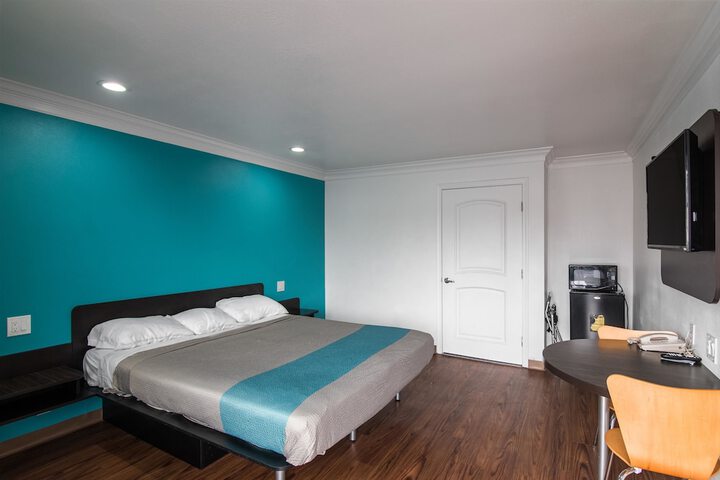Room 25 of 37