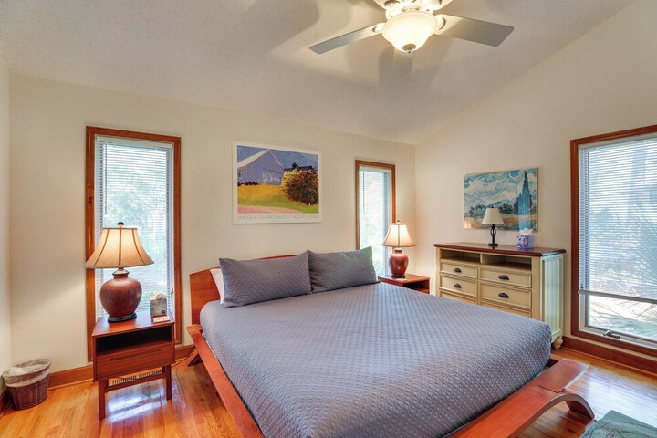Spacious Kiawah Island Home w / Deck Walk to Beach