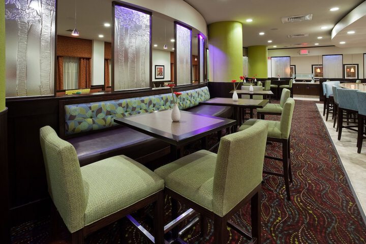 Lounge 67 of 74