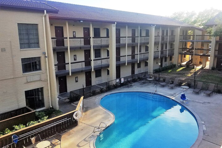 Pool 4 of 16