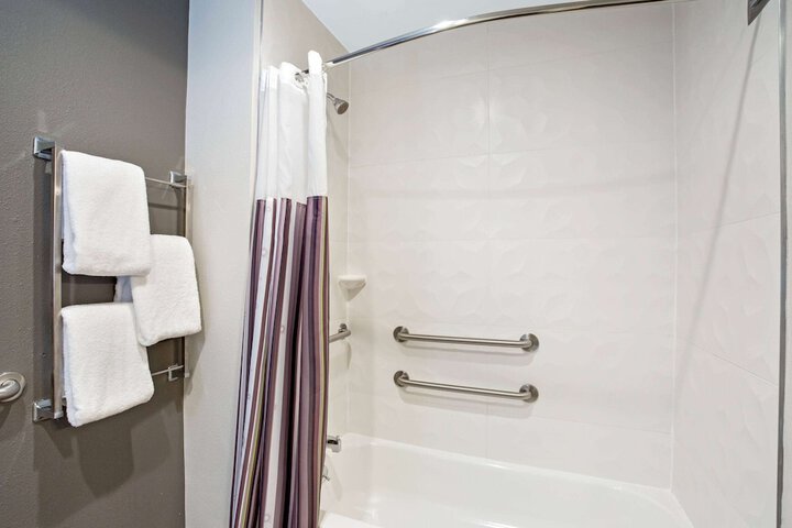 La Quinta Inn & Suites by Wyndham Hartford - Bradley Airport
