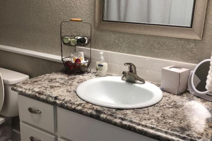 Spacious Rustic Downtown Market St. 1 Bedroom Apt Sleeps Up to 5, Steps to Honeywell & Eagles Theatre