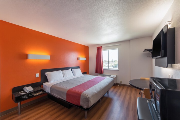 Room 17 of 28