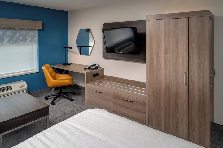 Room 7 of 32