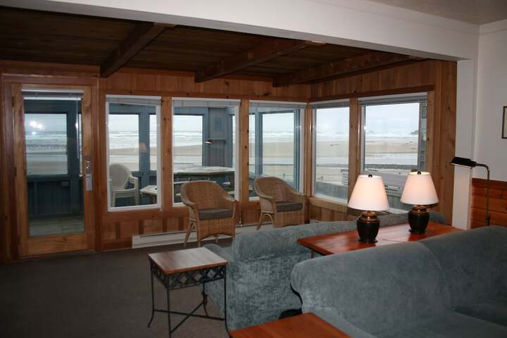 The Waves / The Argonauta Inn/The White Heron Lodge