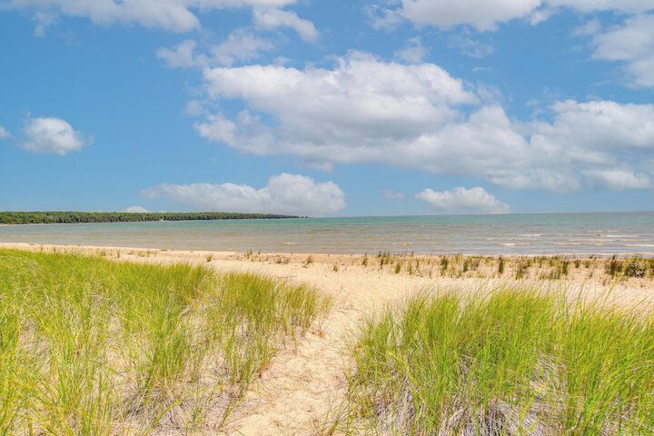 Serene Washington Island Getaway w / Private Beach!