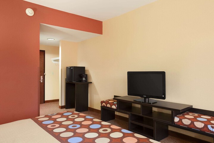 Super 8 by Wyndham Pennsville / Wilmington