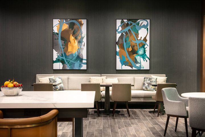Lounge 33 of 42