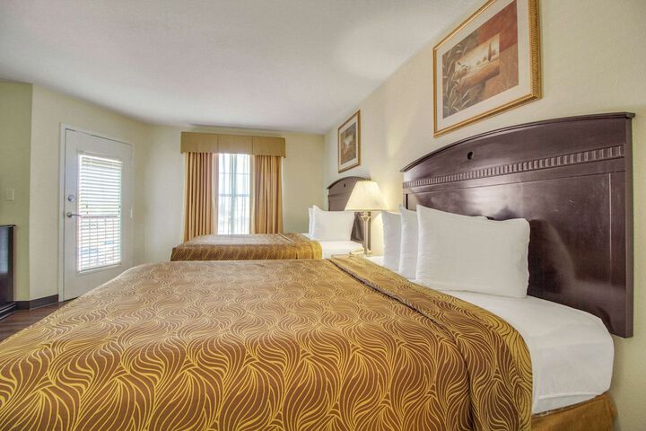 Room 10 of 28