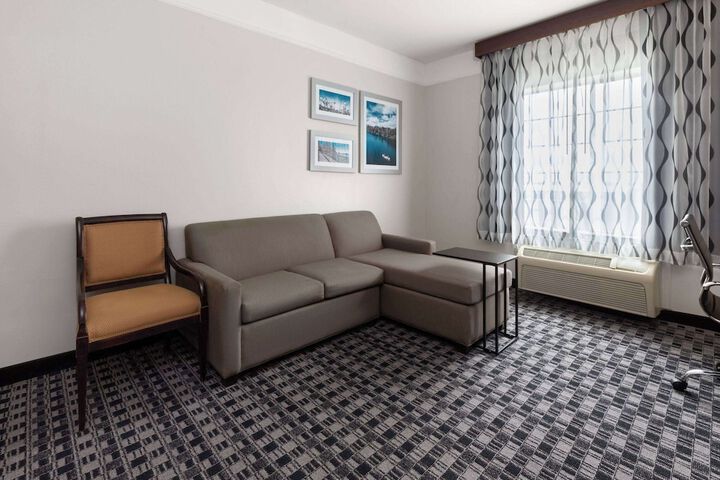 La Quinta Inn & Suites by Wyndham Deer Park