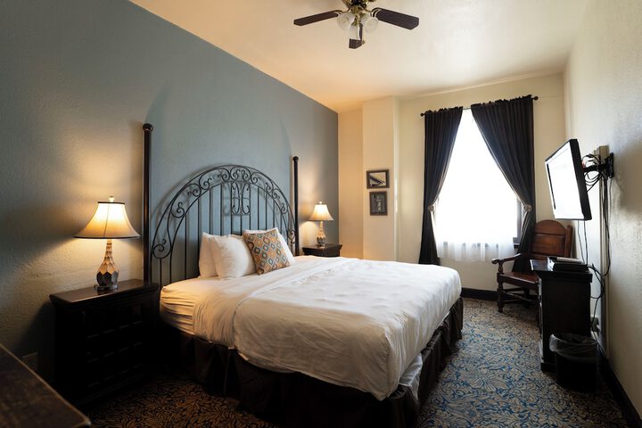 The Holland Hotel