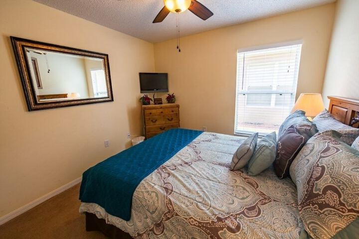 Gated Country Club Private Pool ! 4 Bedroom Home by RedAwning