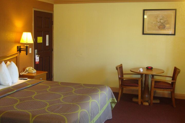 Room 9 of 18