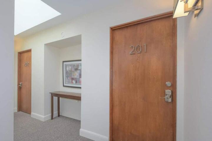 Large eclectic 1 BR above restaurant 15min to PDX