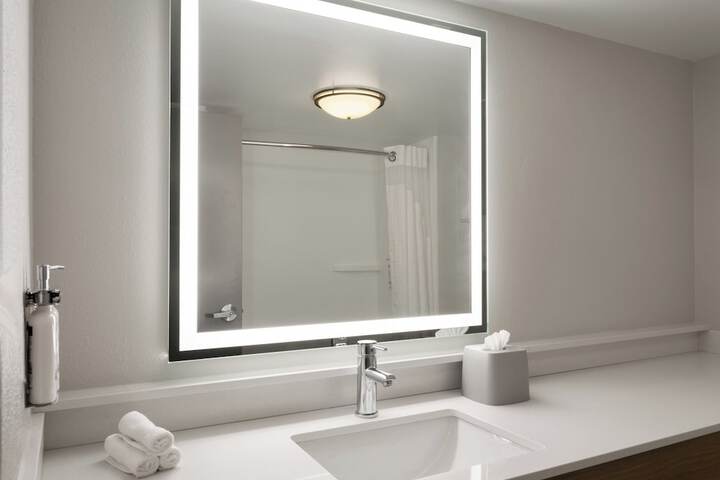 Holiday Inn Express Indianapolis Airport by IHG
