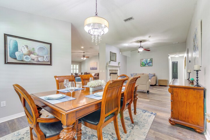 Spacious Home w / Sunroom 15 Mi to Pensacola!