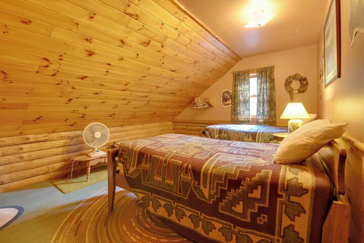 Handcrafted Log Cabin in Candor: Group Getaway!