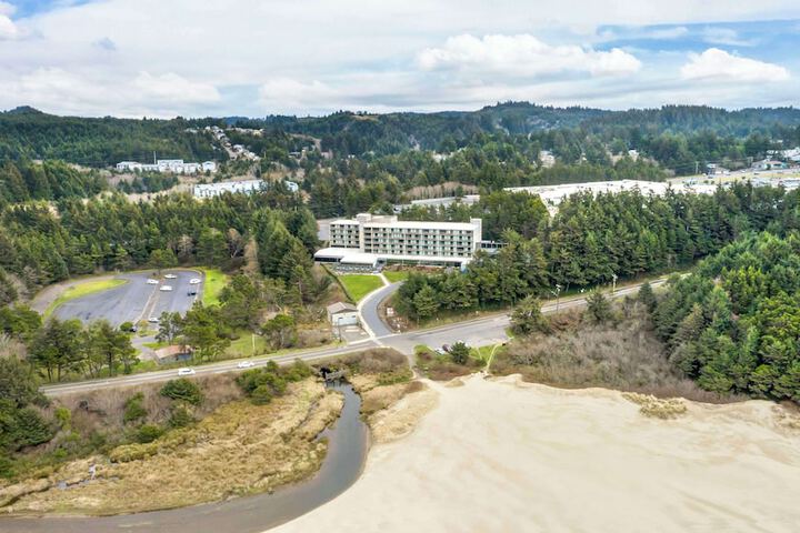 Best Western Plus Agate Beach Inn