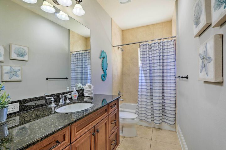 Apollo Beach House w / Private Pool + Hot Tub
