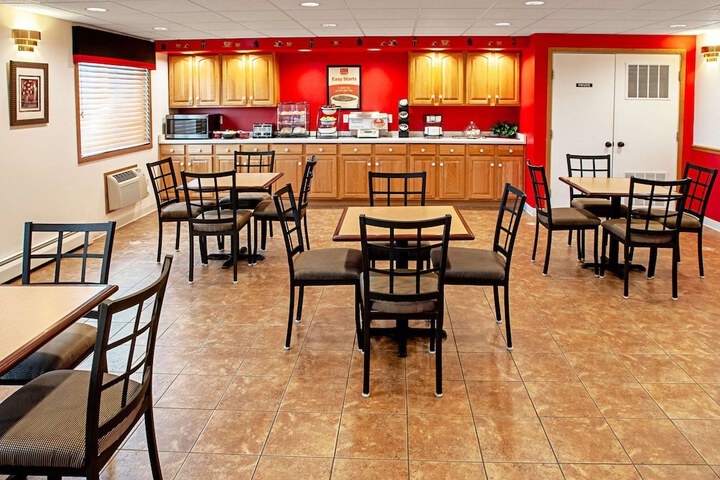 Econo Lodge Menomonie on the Bay