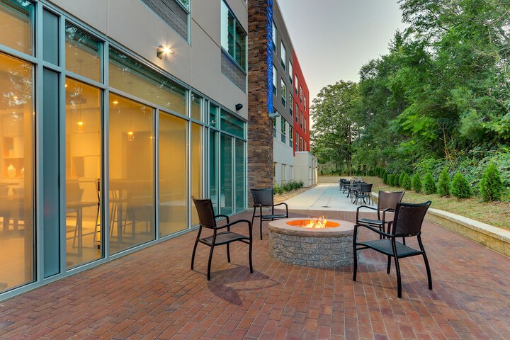Holiday Inn Express & Suites Roanoke – Civic Center by IHG