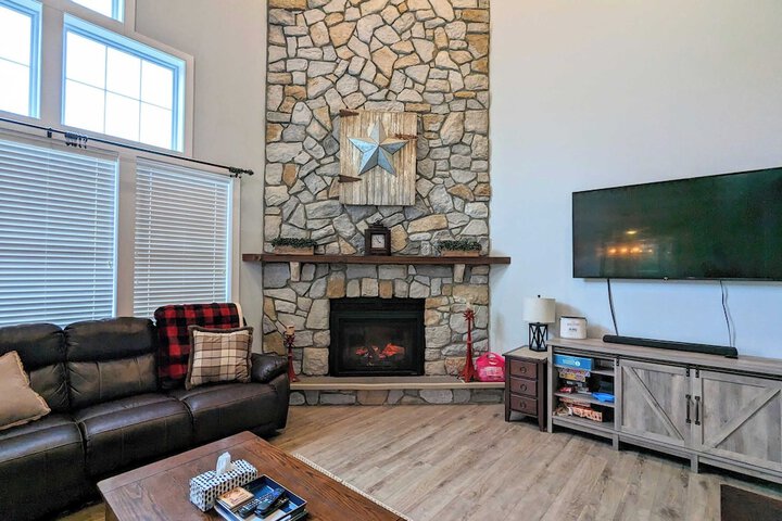 The Nest at Pinecrest by Avantstay Spacious Deck Game Room, Fire Pit