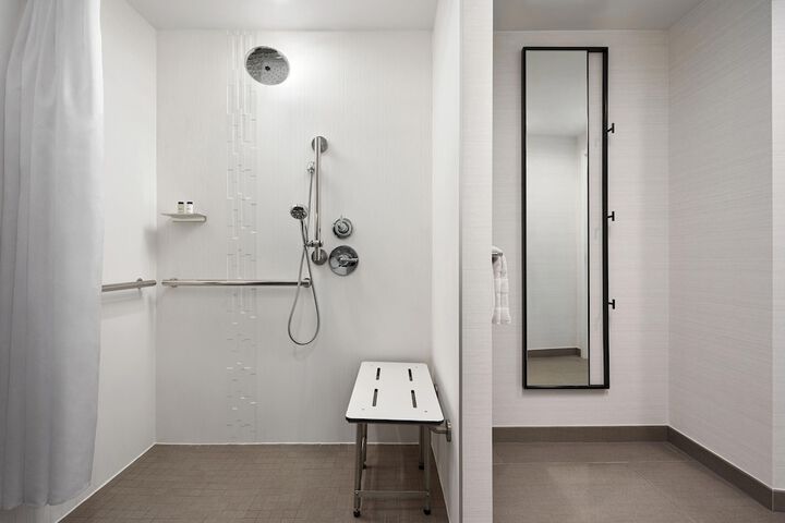 Room 17 of 40