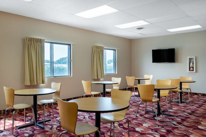 Super 8 by Wyndham O Neill NE
